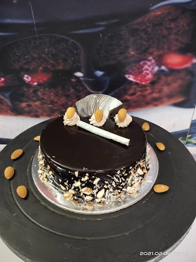 EGGLESS CHOCOLATE CAKE with ALMOND PRALINE TOPPING | Eggless chocolate cake,  Praline cake, Sweet tooth