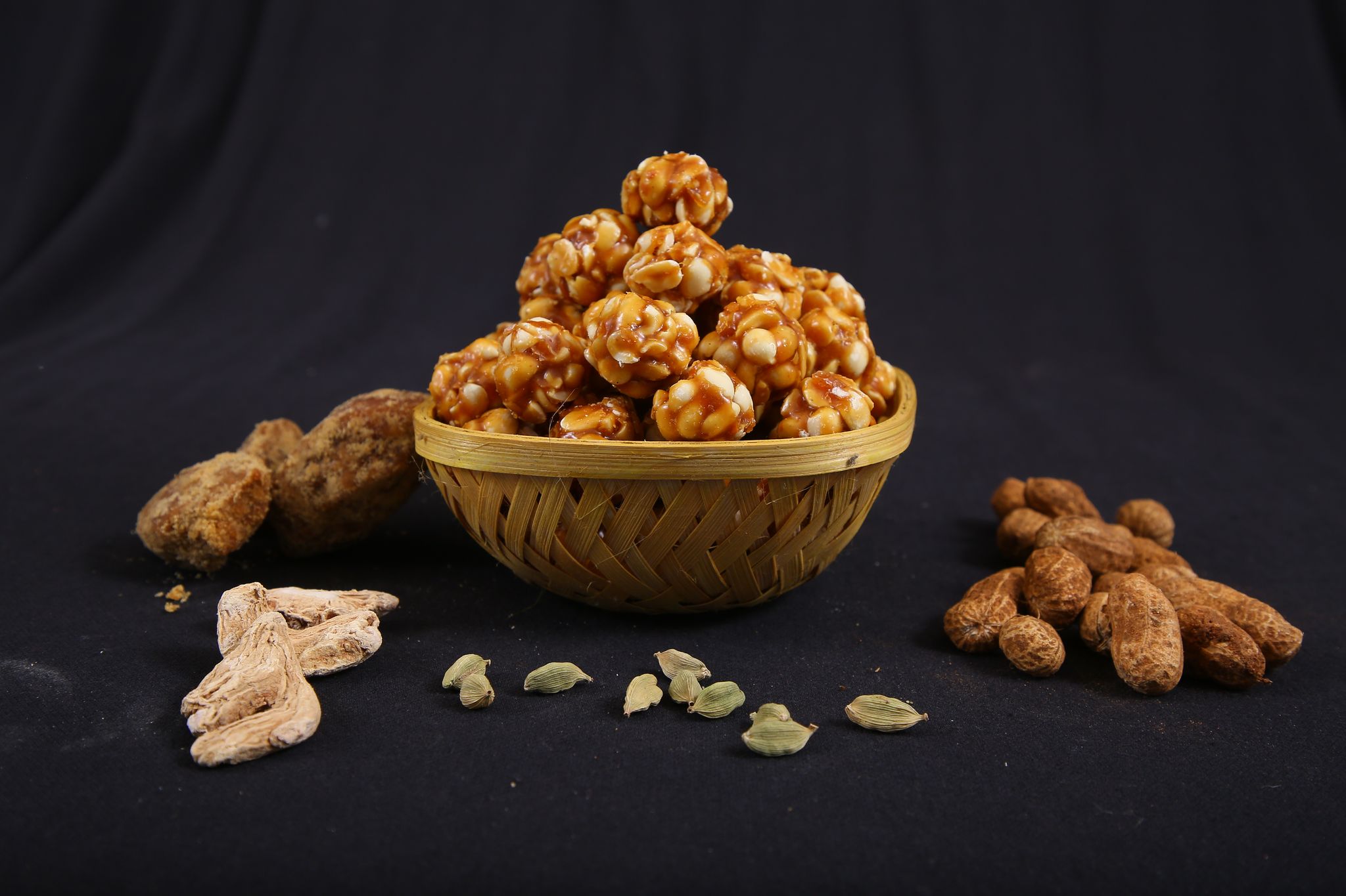 PEANUT BALLS with dry ginger & cardamom