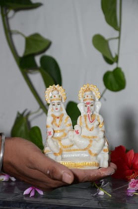 ONFLOW ONF14 Polyresin Laxmi Ganesha Pair Idol Showpiece Sculpture Statue Lakshmi Ganapati Murti with Pavti for Home D�cor and Diwali Gift (Golden & White)