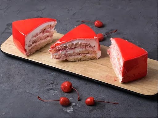 Pinkish Strawberry Pastry – Qualitiz Cake & Bakery