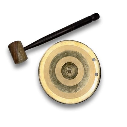 DOKCHAN Brass Round Ghadiyal Ghanta | Vijay ghanta | Bell Plate With Wooden Hammer for School And Pooja (Plate Size - 16.2cm | Hammer Size - 34cm)