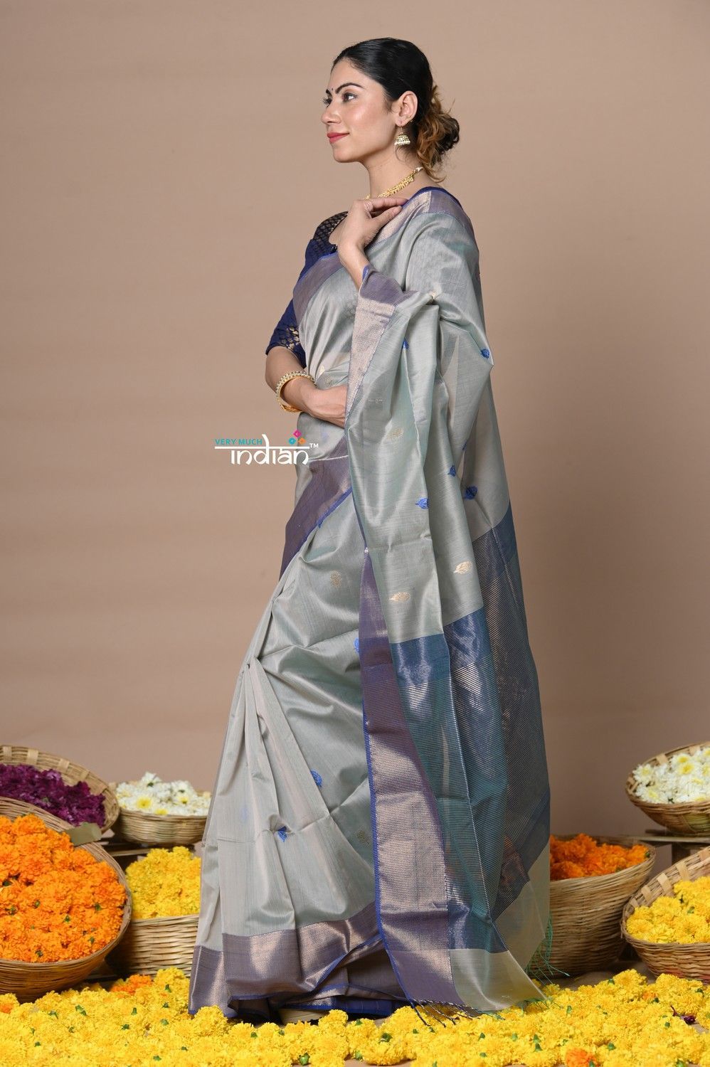 Rajsi~Handloom Ari Checks Cotton Silk Saree with Golden BorderGrey