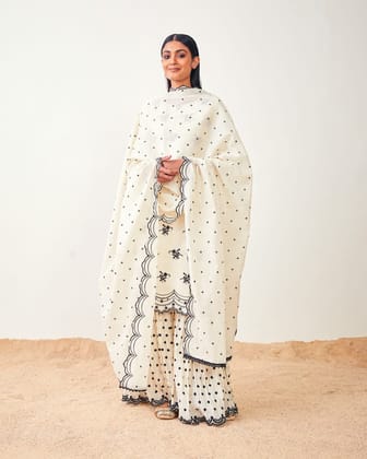 Kora & Black Scalping Border Dupatta