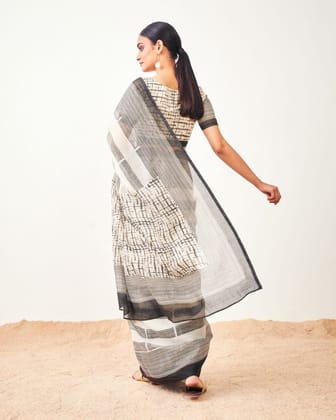 Black & Cream Makkhi Check Print Saree