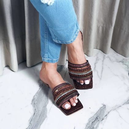 FLAT SLIPON SANDALS WITH DETAILED FRONT STRAP-Brown