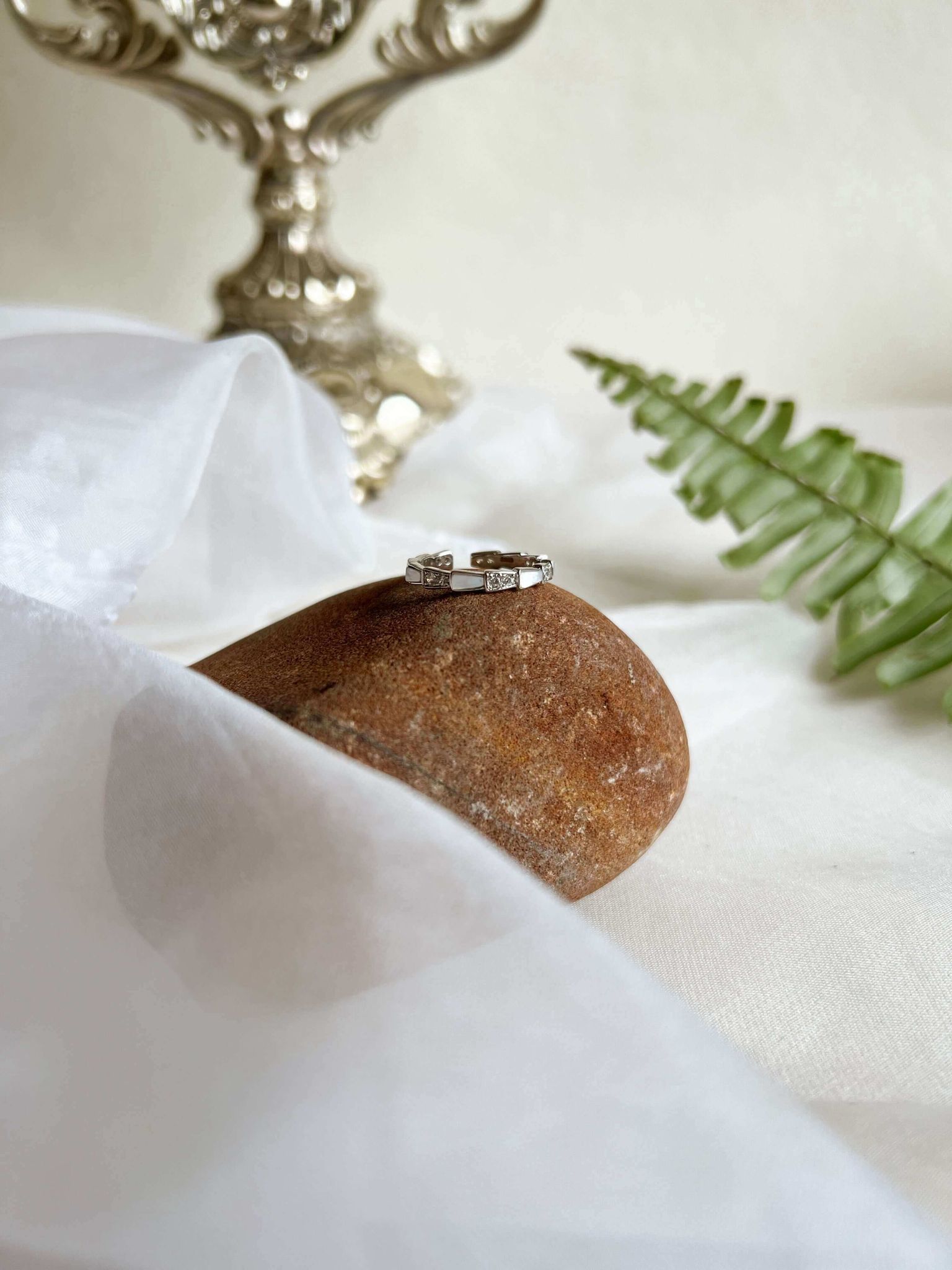 Soleil silver ring with zircon and shell stone