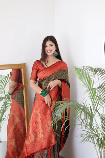 Buy Chilly Red Saree In Pure Handloom Silk With Woven Patola Jaal And A  Gold Border With Woven Colorful Peacock Motifs Online - Kalki Fashion