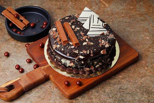 Order Happy Anniversary Choco KitKat Cake Online, Price Rs.745 | FlowerAura
