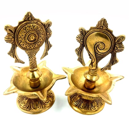 Arihant Craft� Brass Shankha Chakra Villaku, Shankh and Chakra Traditional Oil Lamp for Pooja, Aarti, Showpiece Hand Work � 17 cm (Brass, Gold)