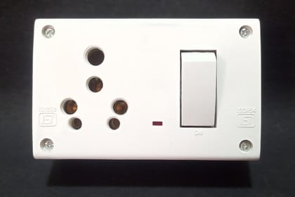 16A 1 Socket & 1 Switch Extension Box with 6A Plug & 15 Meter Wire