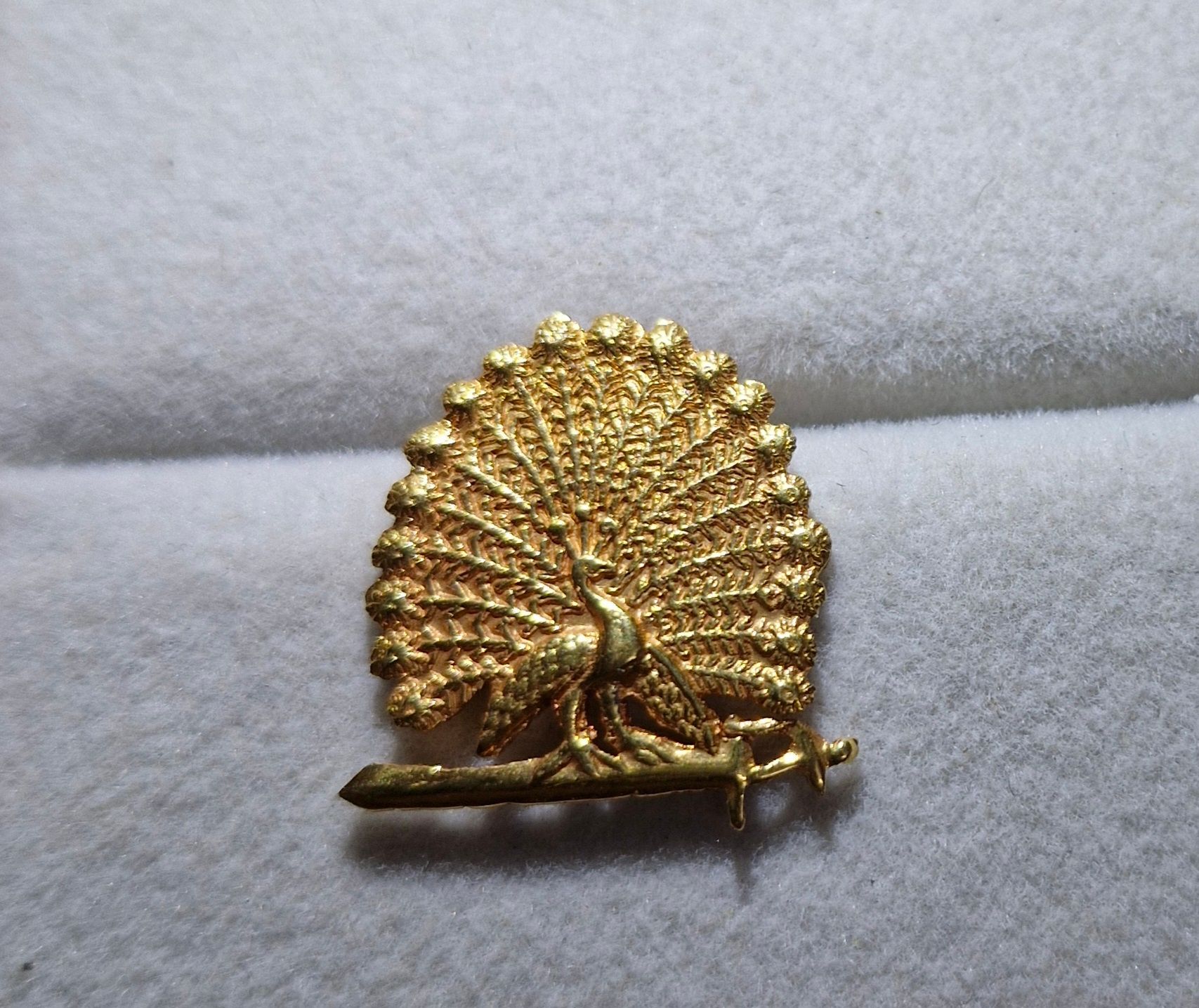 Peacock court pin