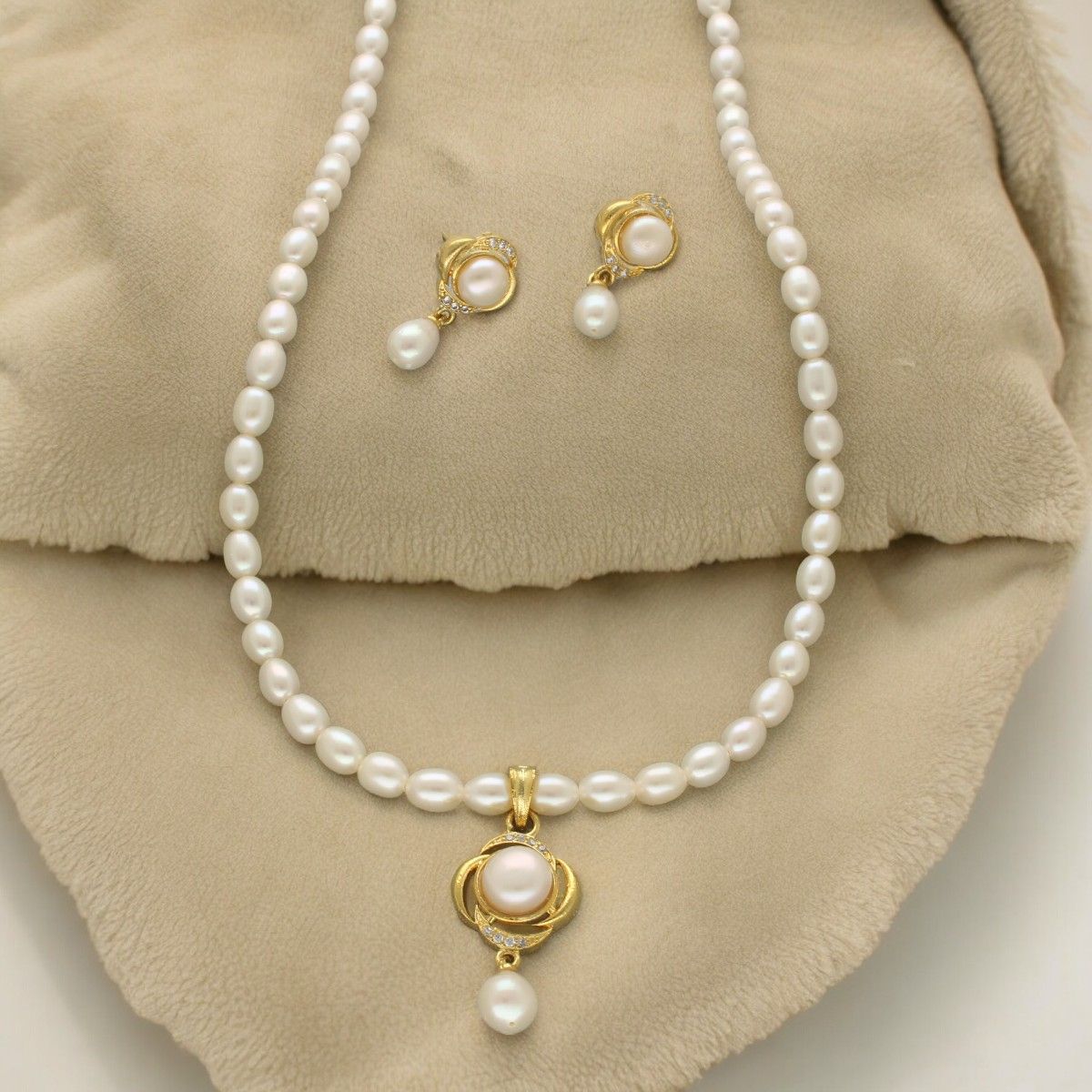 Sri Jagdamba Pearls Gleaming Pearl Necklace Set