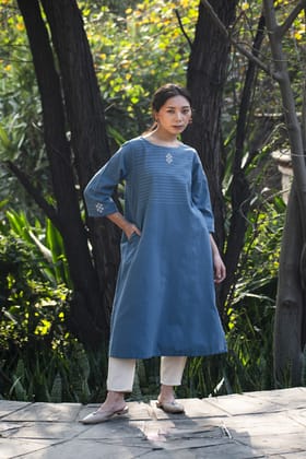 Akriti Blue Handwoven Extra-Weft round neck kurta