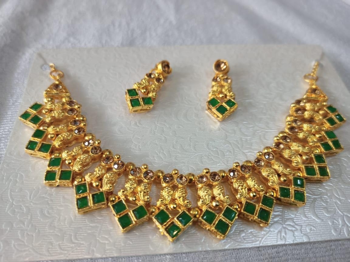  Gold-plated green stone necklace set