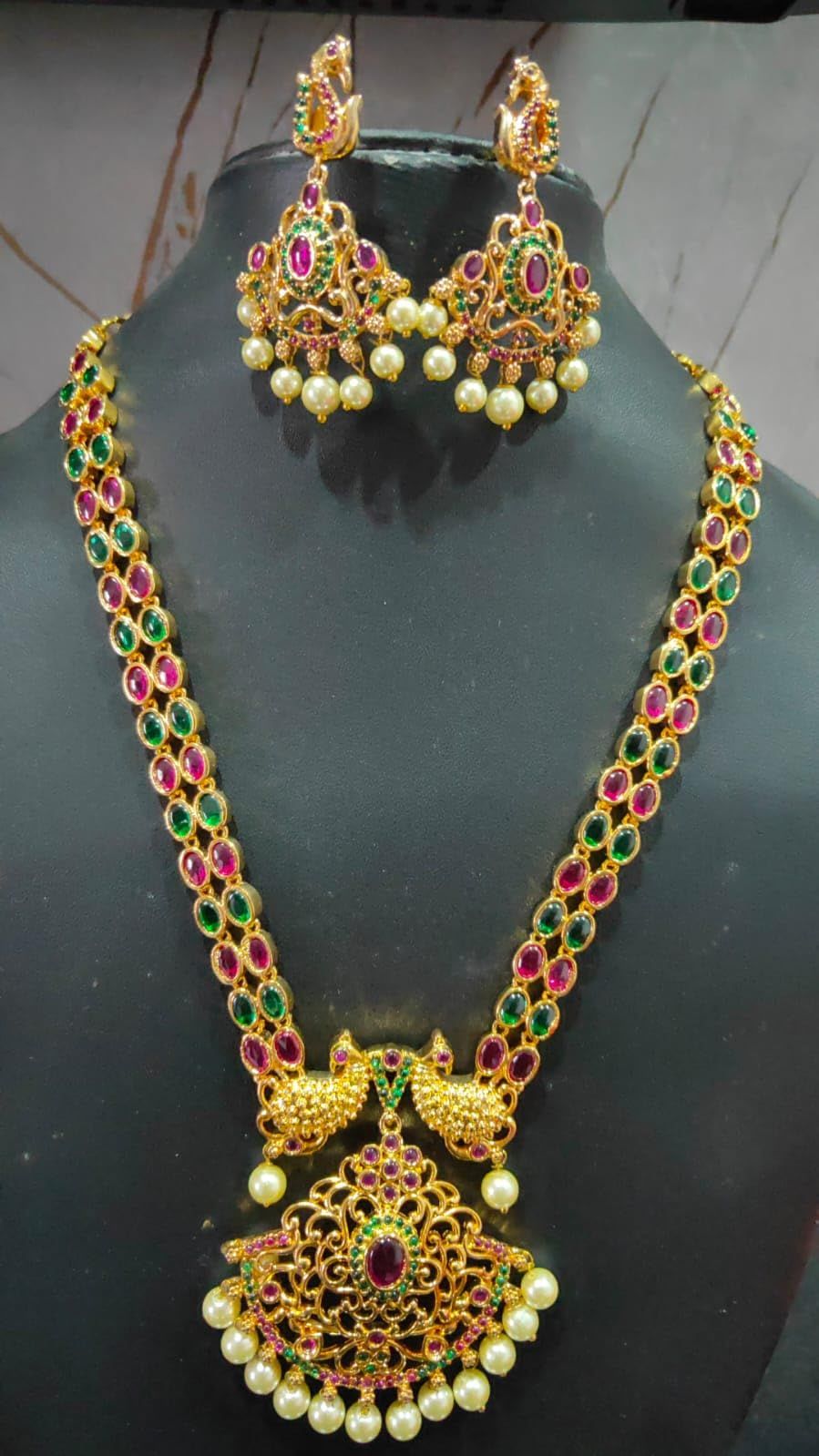  Gold-plated traditional Indian necklace and earring set with green stones and pearls