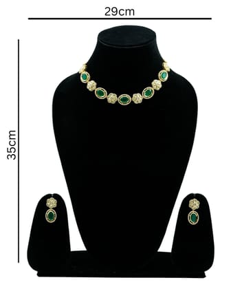  "Stunning Emerald and Diamond Necklace Set in Gold"