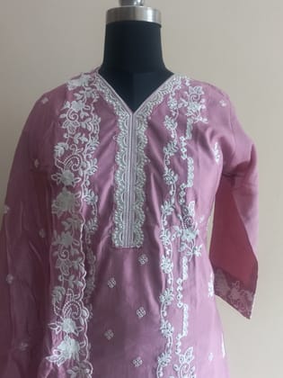  Women's Pink Chikankari Kurta with White Embroidery and Pearl Detailing