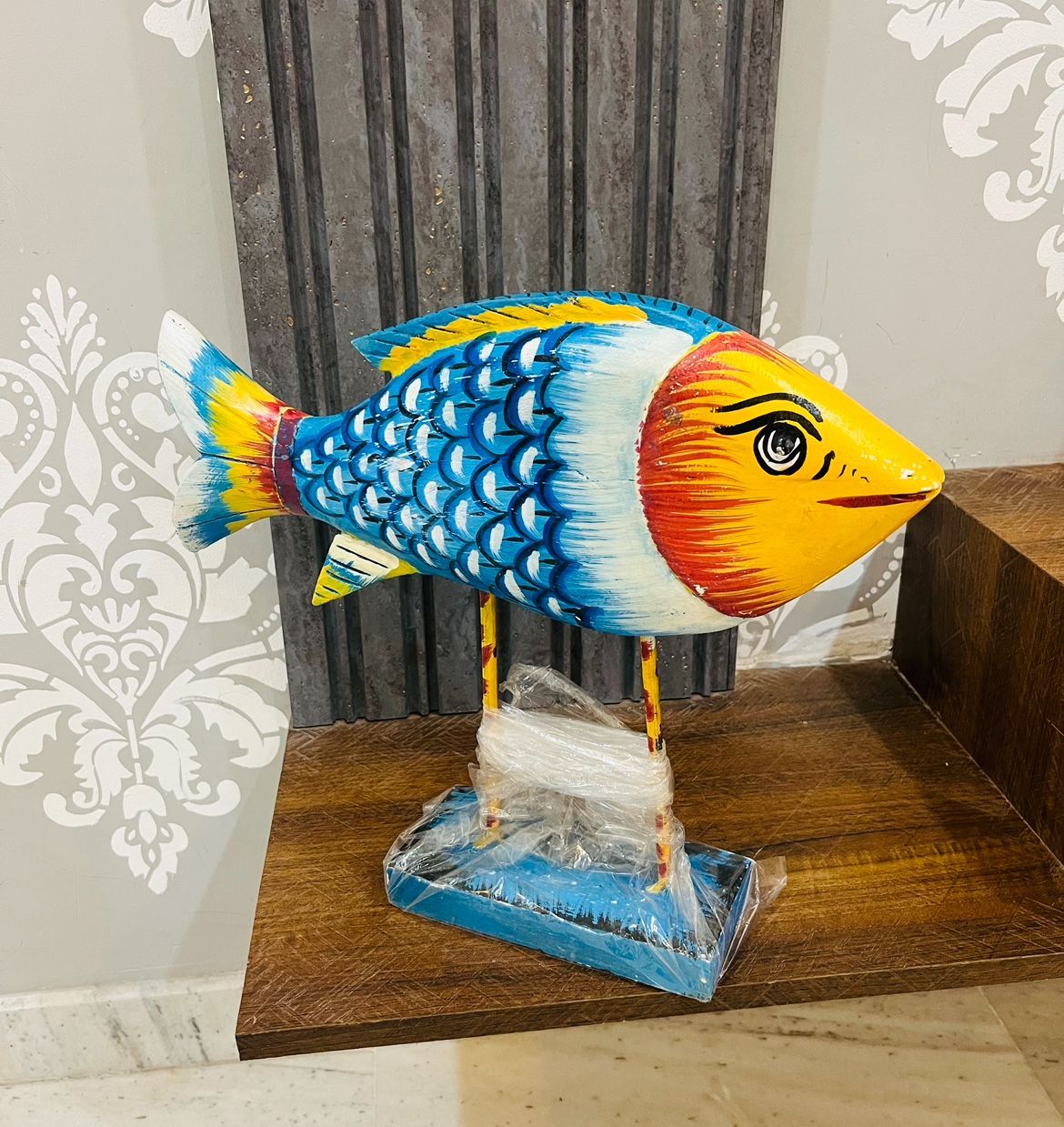 Wooden handpainted 38 cm Fish Sculpture Home Décor – Handmade  Fish Statue on Base Stand - Sea Nautical Beach House Décor Art Piece – handpainted rustic Centerpiece Table Décor for Office, Living Room