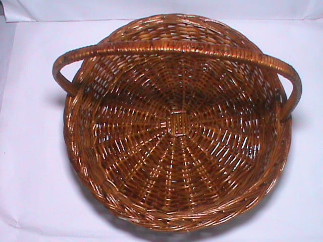 **Wicker Picnic Basket with Lid and Carrying Handle** MEDIUM