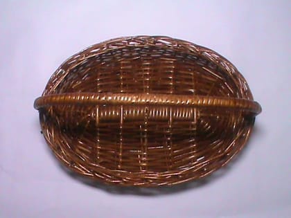 WICKER PICNIC BASKET WITH LID AND HANDLES