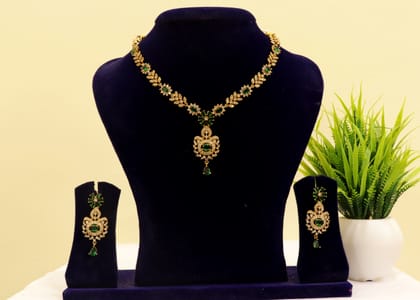  Gold-plated Kundan and Pearl Necklace Set with Green Stones