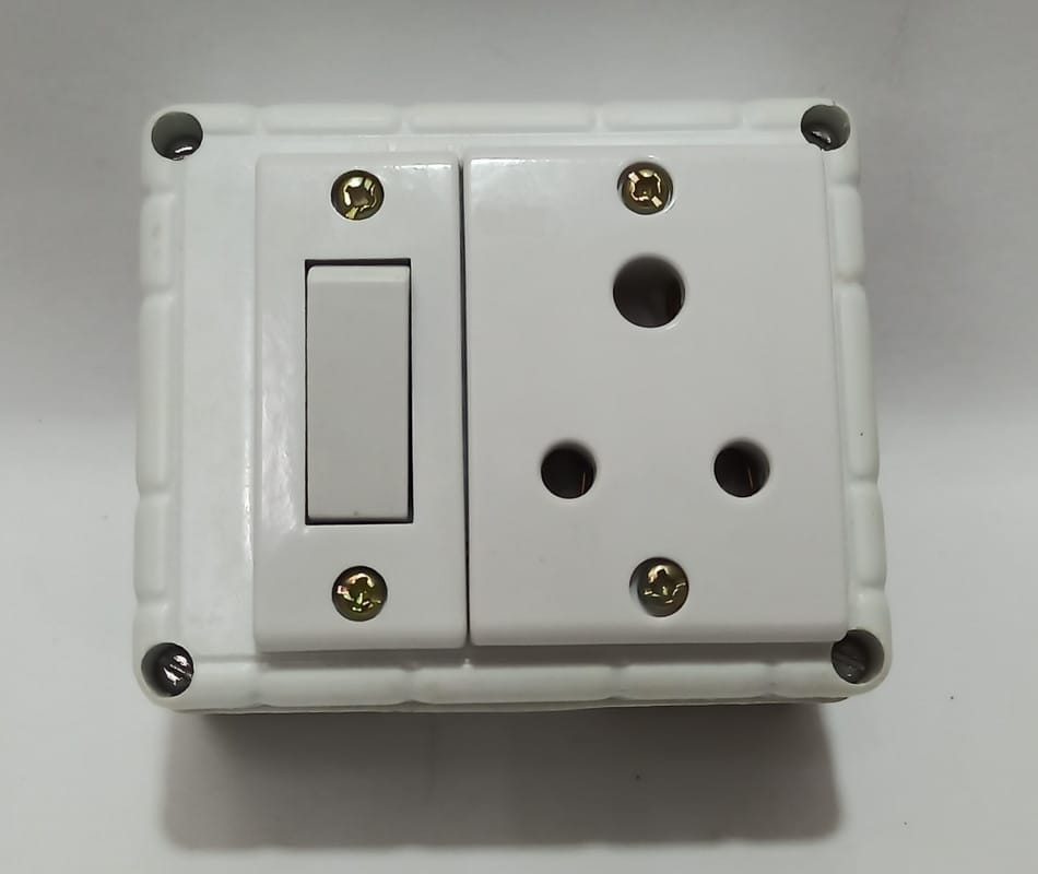 6A 1 Socket (3 Pin Socket) & 1 Switch Extension Box with 6A Plug & 5m Wire