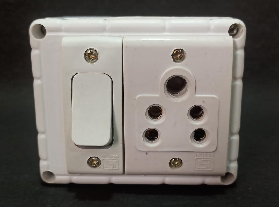 6A 1 Socket (5 Pin Socket) & 1 Switch Extension Box with 6A Plug & 5m Wire