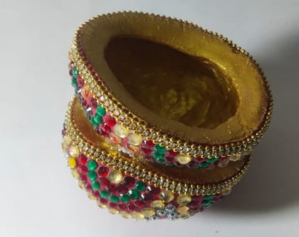  Gold and red decorative bowl with intricate detailing