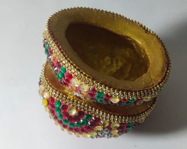  Gold and red decorative bowl with intricate detailing