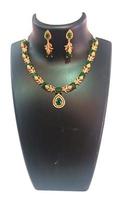 Stunning Emerald and Diamond Necklace Set in Gold