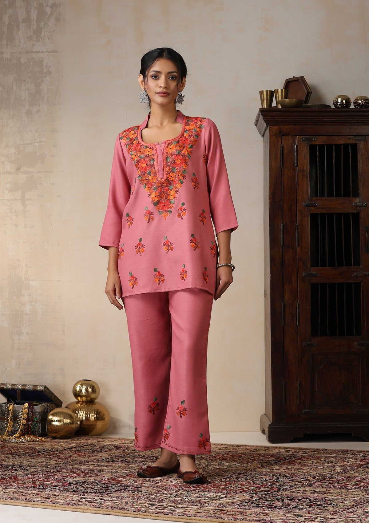 HOC Crafts Woollen Aari Embroidered Solid Women's 2 PC Short Kurta Set - Pink