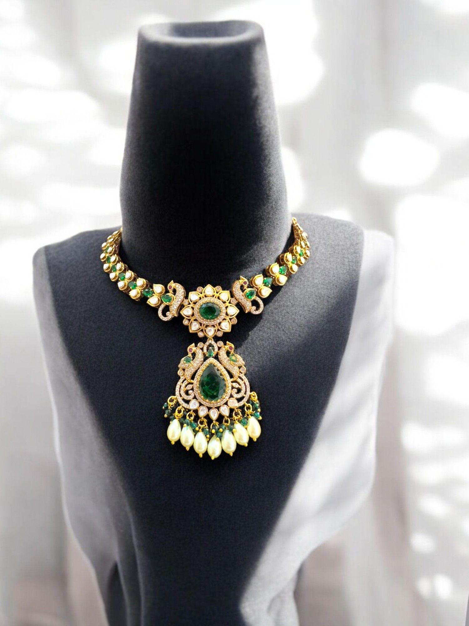  Exquisite Gold Necklace Set with Green Stones and Pearls