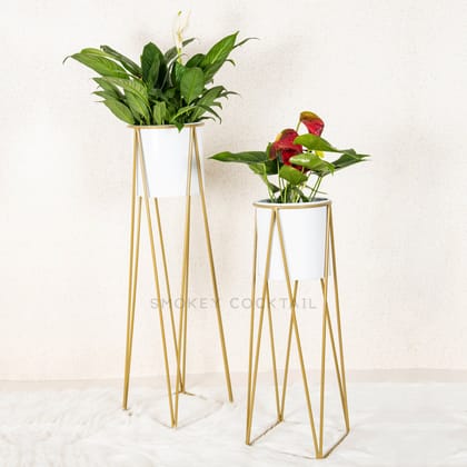 White Planter with triangle stand - Set of 2