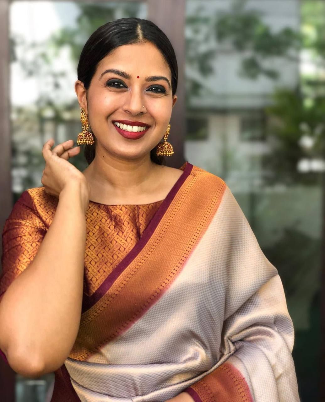 Cream And Red Trending Lichi Silk Saree For Wedding