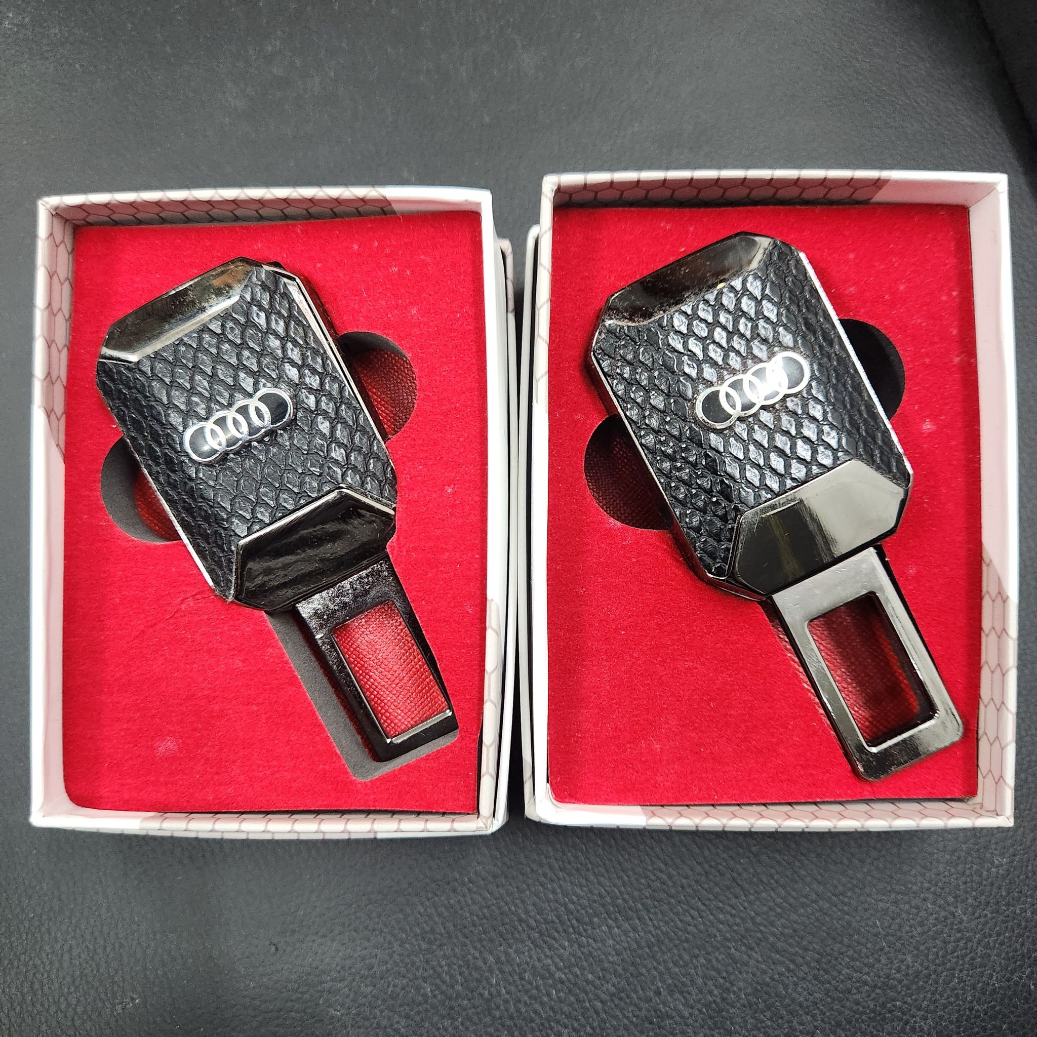 2 Pcs, Carbon Fiber Metal 2in1 Buckle & Holder With Logo-Audi