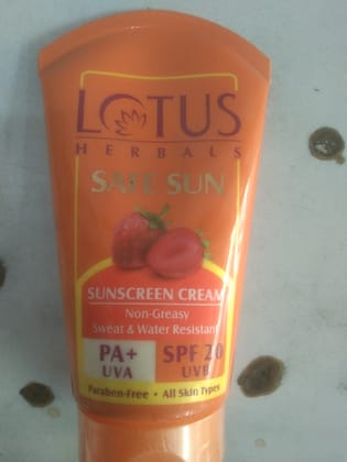 Lotus Herbals Sunscreen cream Pa+ spf 20 Sweat & water resistant 