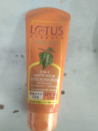 Lotus Herbals 3-in-1 Matte look Daily sunscreen Sun protection Skin radiance mattifying Pa+++ spf 40 