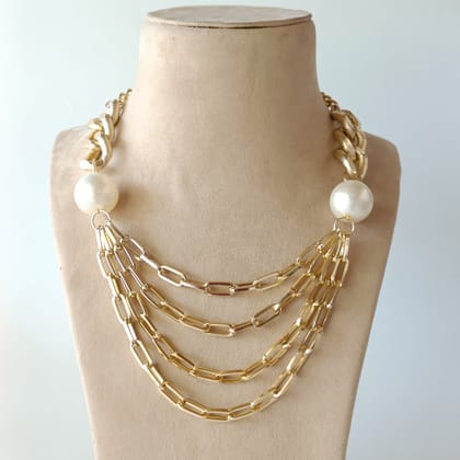 Layla Eliza pearl Neckpiece