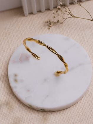 Band Twist Brass Adjustable Bracelet (Anti Tarnish)