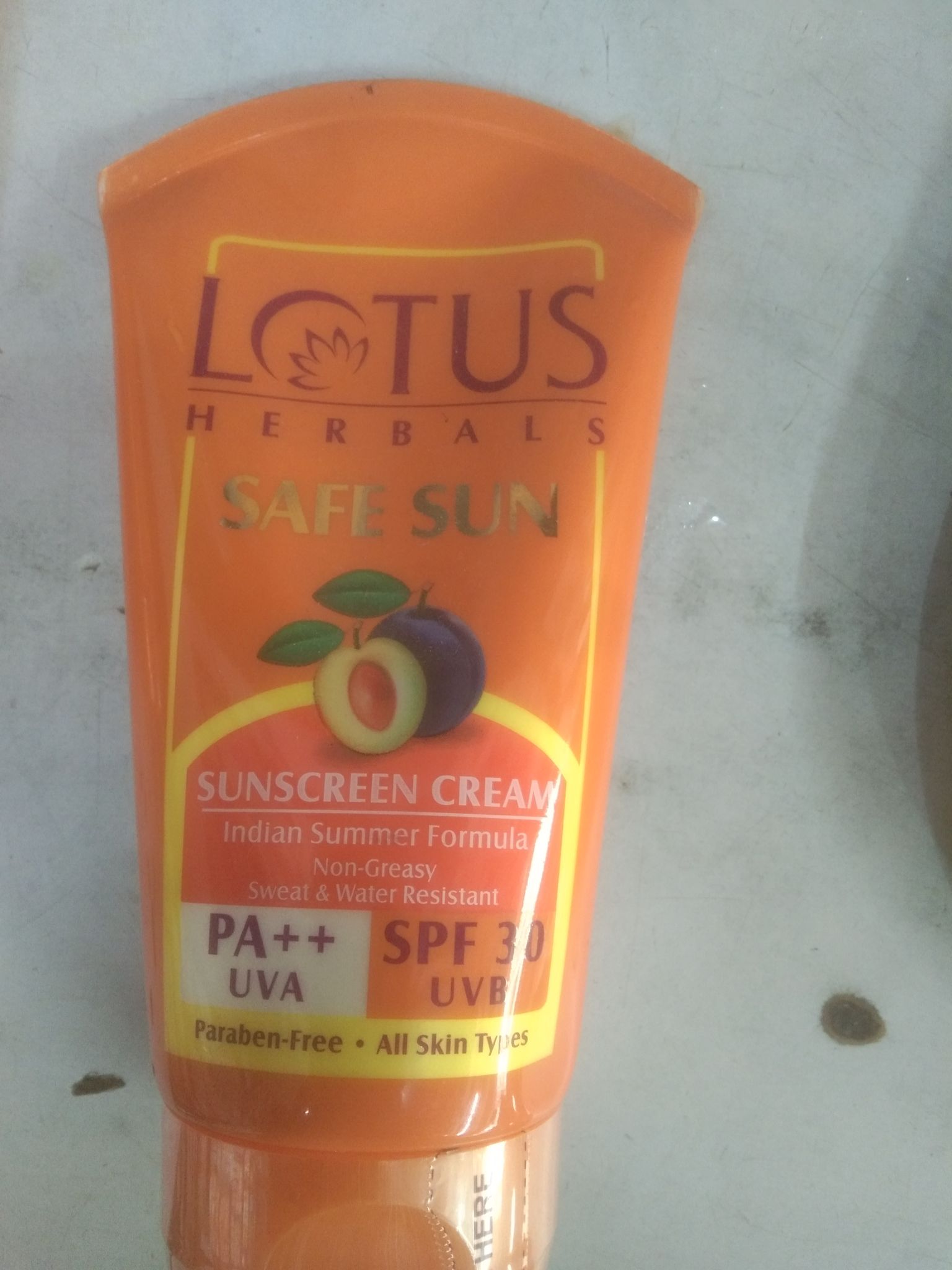 Lotus Herbals Safe sun Sunscreen cream Pa++ spf 30 