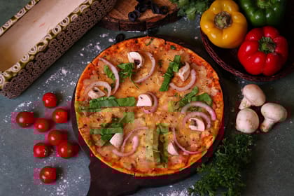 Spinach, onion, musroom & cheese pizza