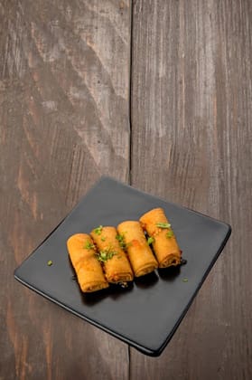 Veg Spring Rolls (4 Pcs)