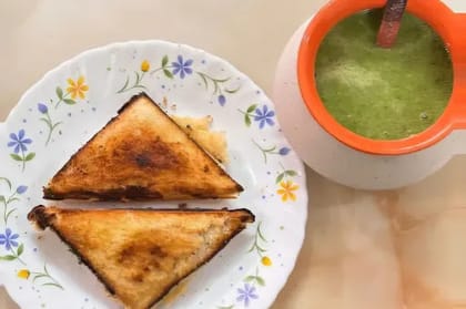 Aloo Pyaaz Toast [2 Pieces]