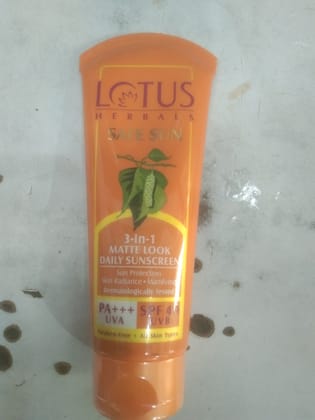 Lotus Herbals Afe sun 3-in-1 Matte look Daily sunscreen Pa+++ spf 40 