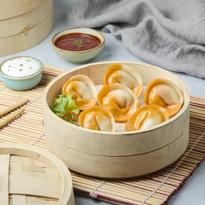 Steamed Schezwan Paneer Momo With Momo Chutney