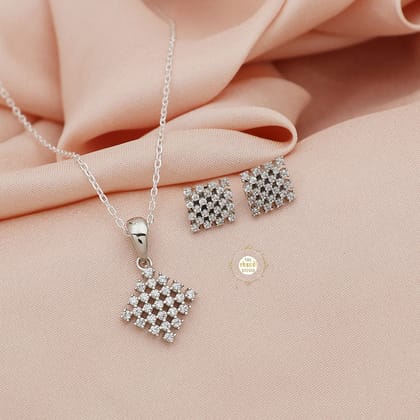 Sparkling Treasure Square Necklace