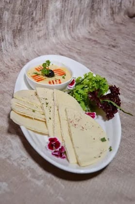 Lebanese Pita Bread With Hummus