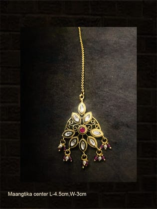 Ruby stone center with leaf shaped kundan with chain maangtika