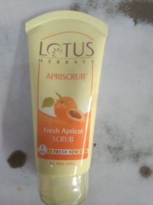 Lotus Herbals Apriscrub Fresh apricot Scrub All skin types 