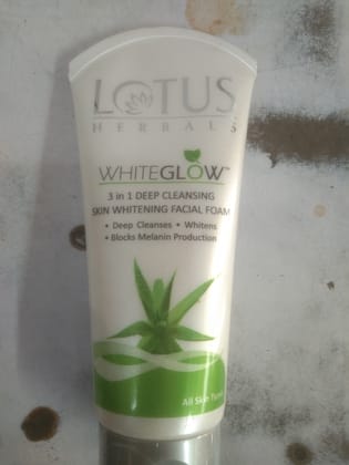 Lotus Herbals Whiteglow™ 3 in 1 deep cleansing Skin whitening facial foam • deep cleanses. whitens • blocks melanin production All skin typ 